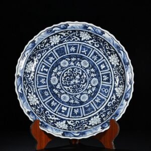 Yuan Dynasty blue and white blue background with white flowers reverse blue and white magic weapon flower pattern plate