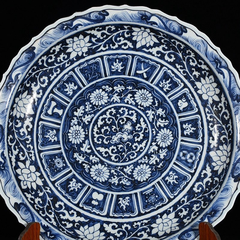 Yuan Dynasty blue and white blue background with white flowers reverse blue and white magic weapon flower pattern plate