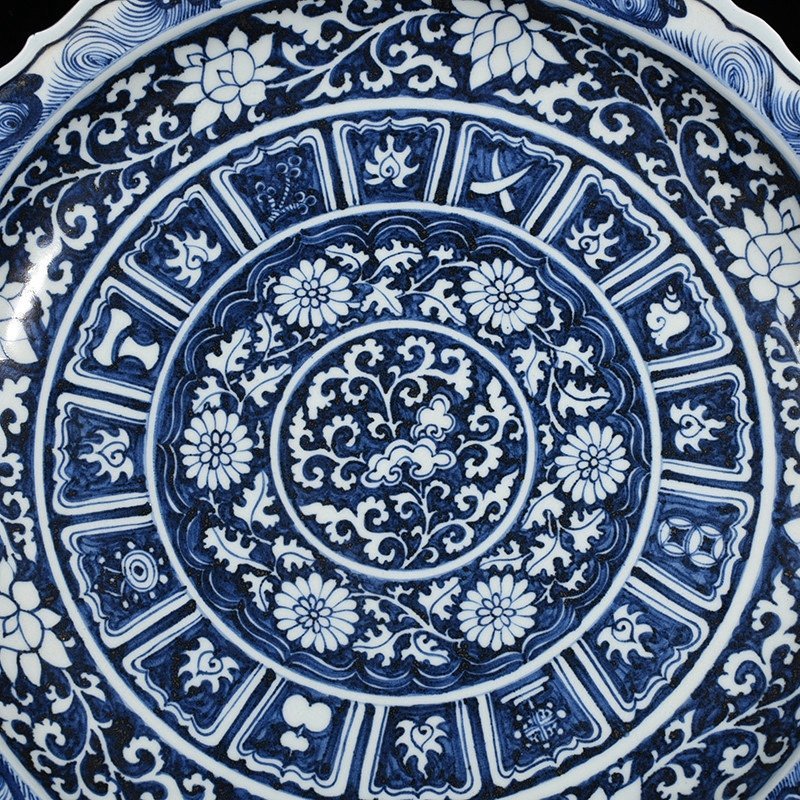 Yuan Dynasty blue and white blue background with white flowers reverse blue and white magic weapon flower pattern plate