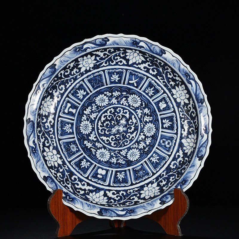 Yuan Dynasty blue and white blue background with white flowers reverse blue and white magic weapon flower pattern plate