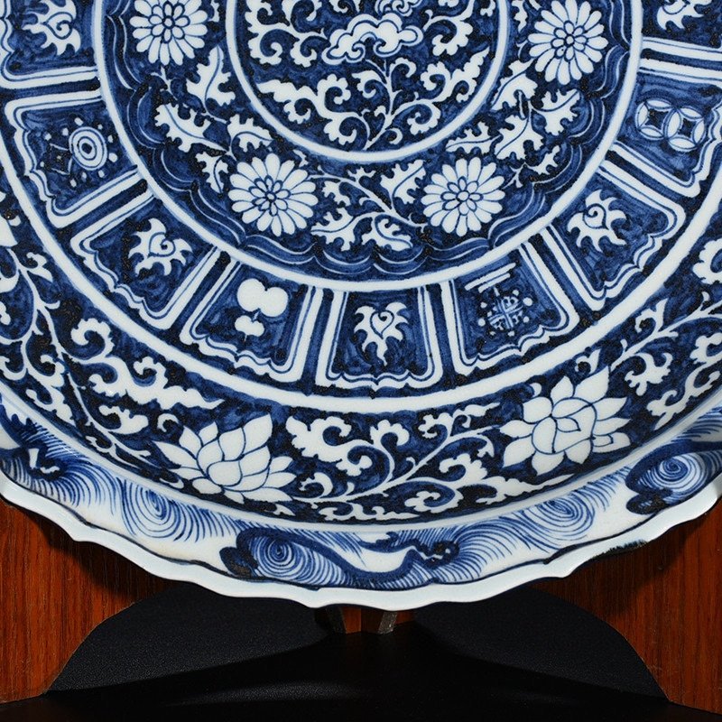 Yuan Dynasty blue and white blue background with white flowers reverse blue and white magic weapon flower pattern plate