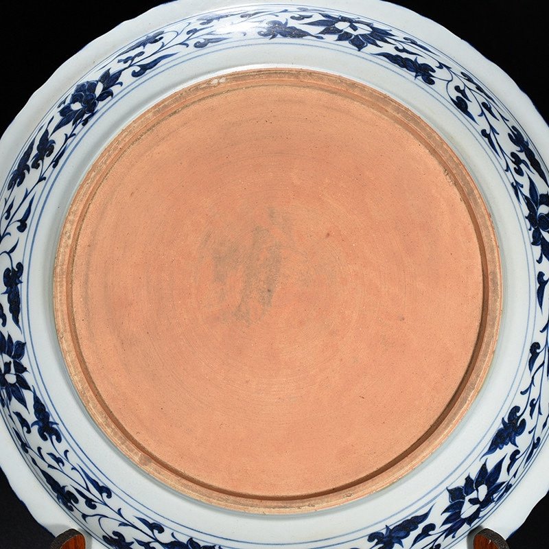 Yuan Dynasty blue and white blue background with white flowers reverse blue and white magic weapon flower pattern plate