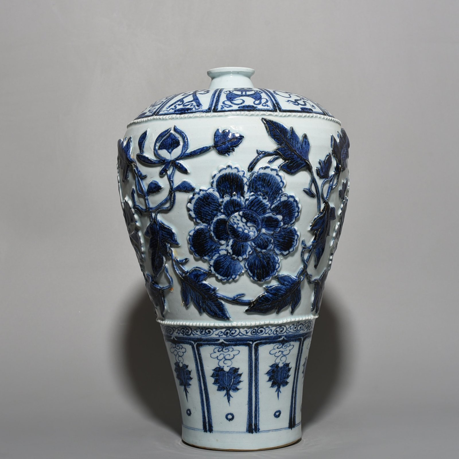 Yuan Dynasty blue and white plastic wrapped plum vase with peony pattern