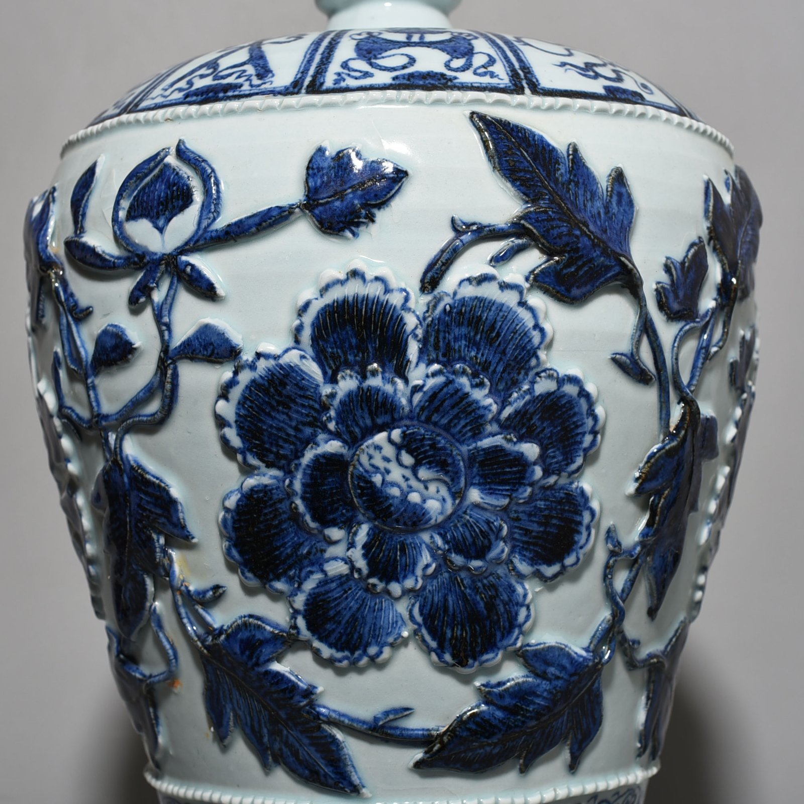 Yuan Dynasty blue and white plastic wrapped plum vase with peony pattern