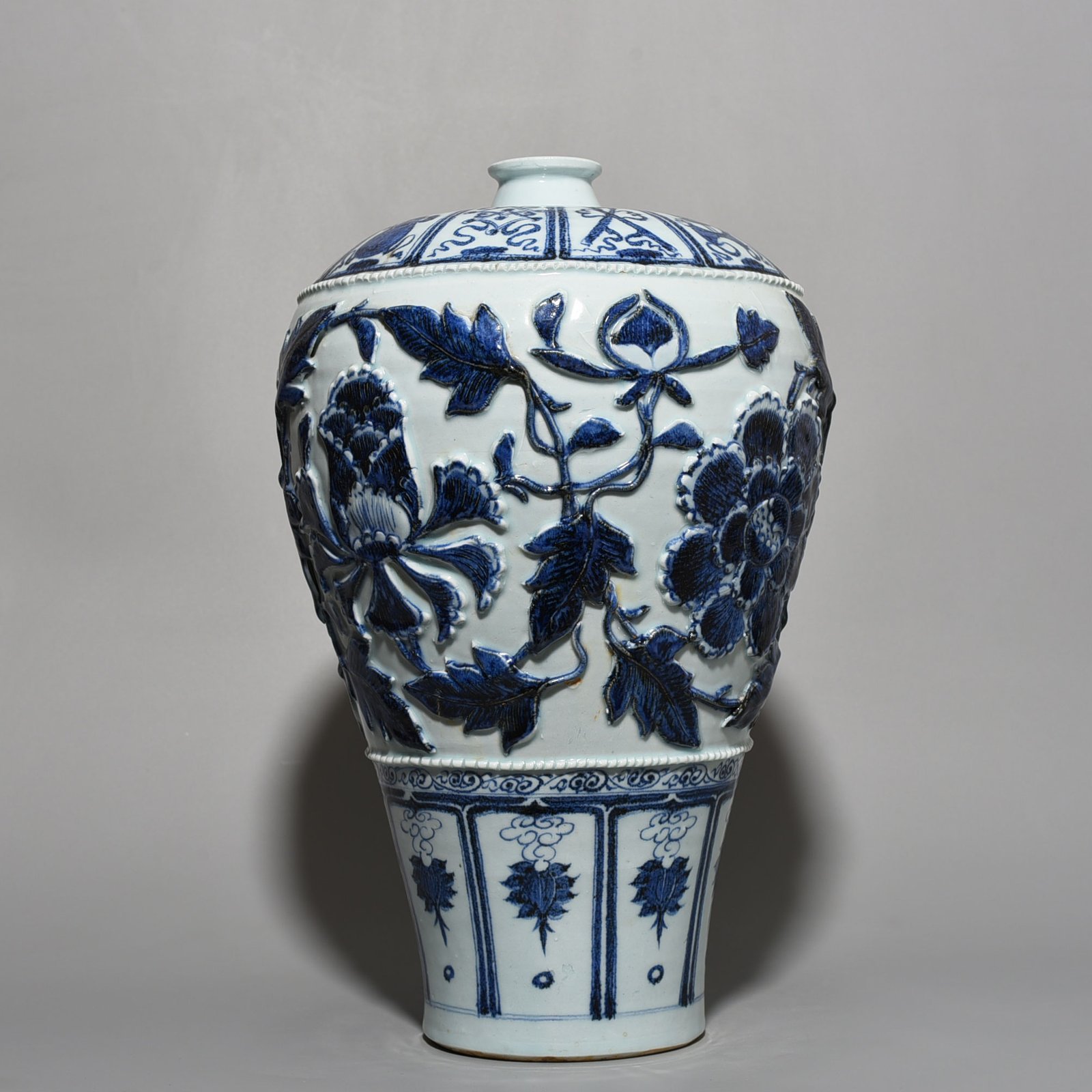 Yuan Dynasty blue and white plastic wrapped plum vase with peony pattern