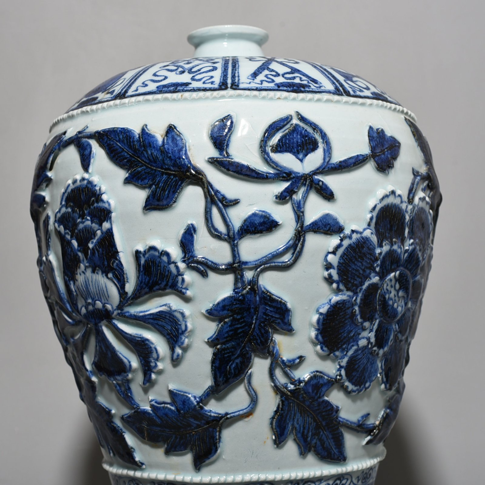 Yuan Dynasty blue and white plastic wrapped plum vase with peony pattern