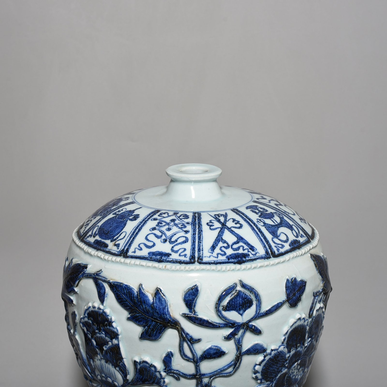 Yuan Dynasty blue and white plastic wrapped plum vase with peony pattern