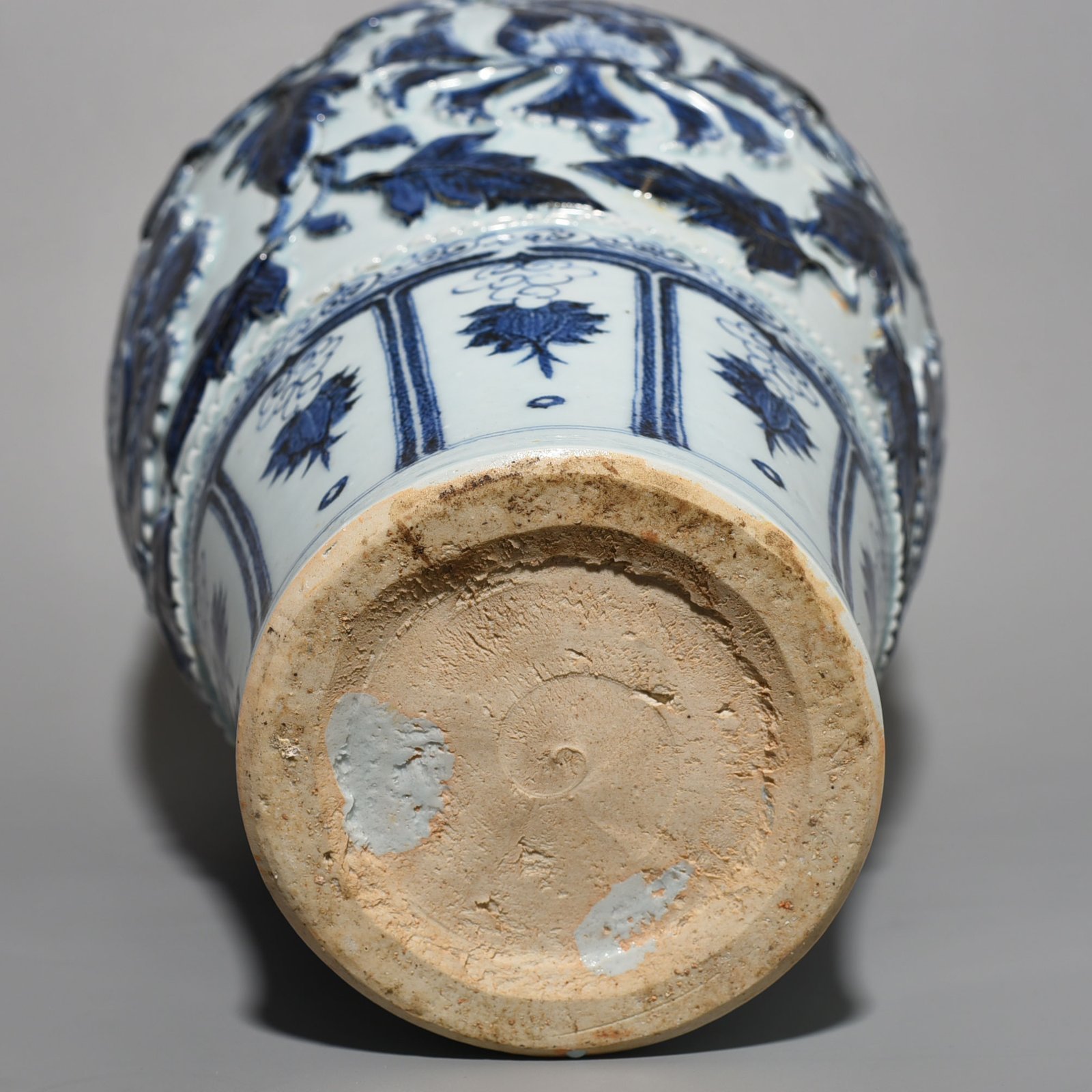 Yuan Dynasty blue and white plastic wrapped plum vase with peony pattern