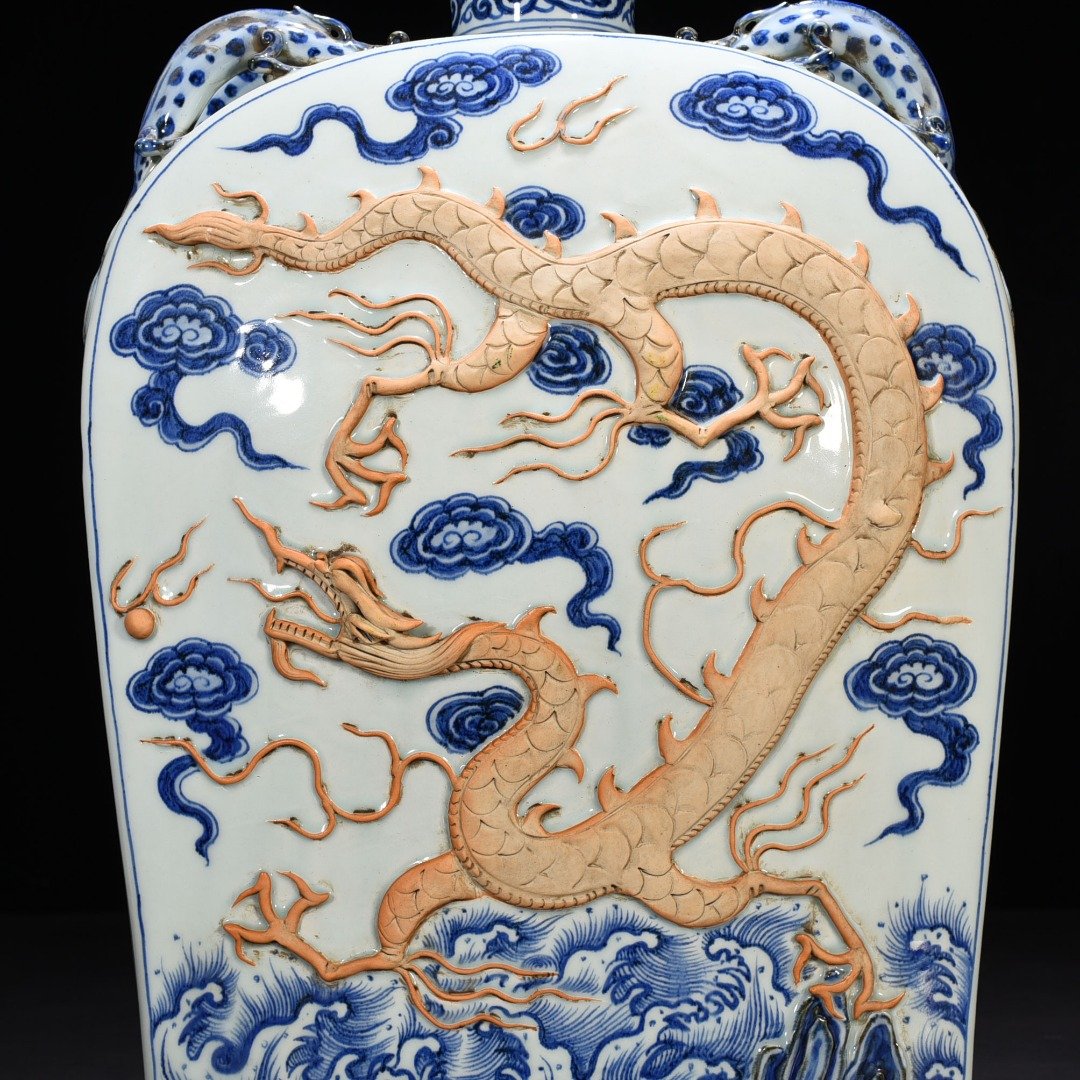 Yuan Dynasty blue and white plastic dragon pattern four series flat bottle