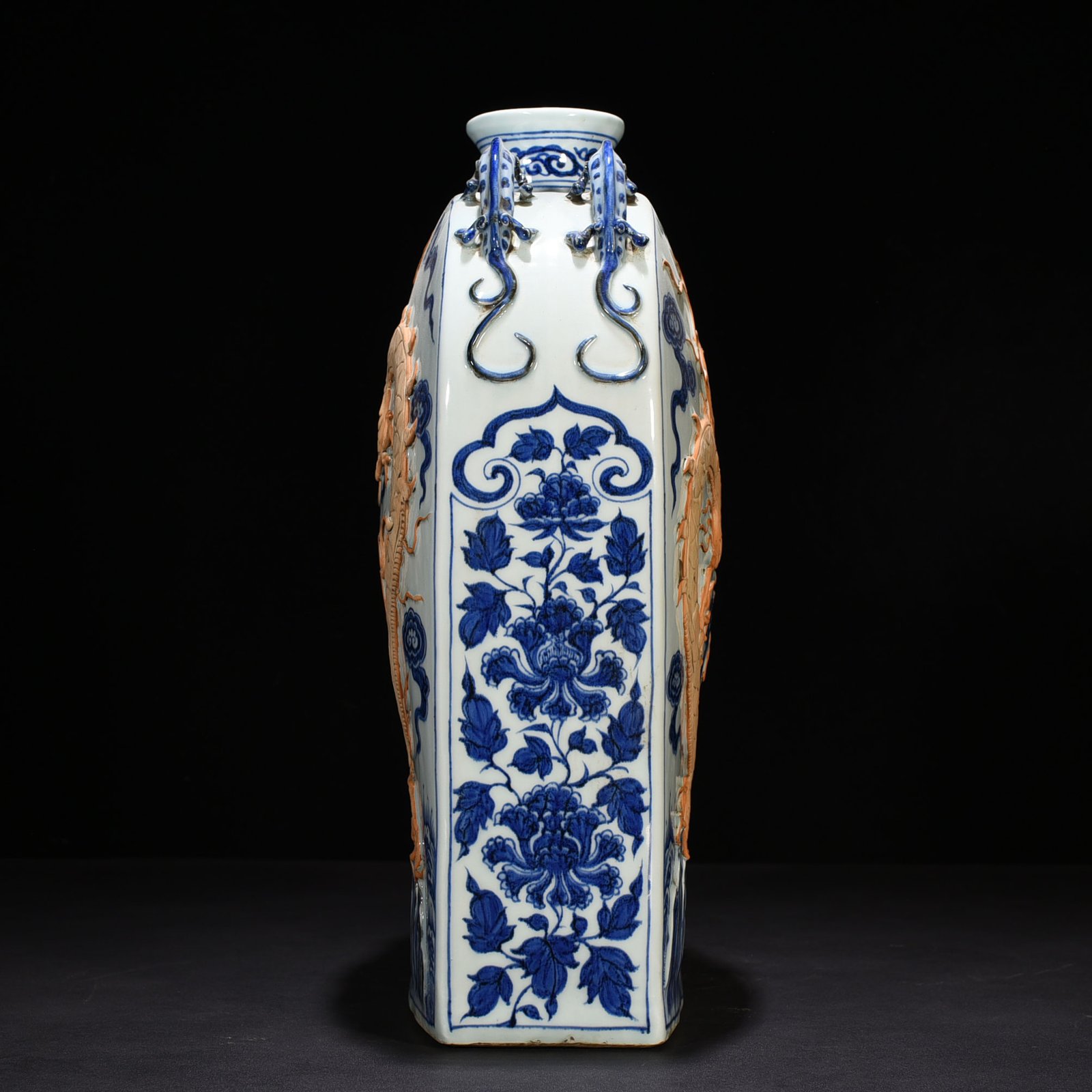 Yuan Dynasty blue and white plastic dragon pattern four series flat bottle