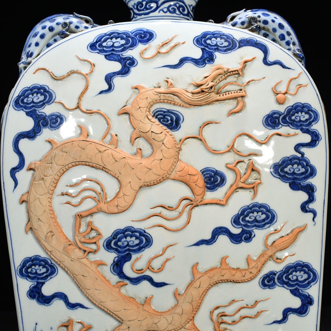Yuan Dynasty blue and white plastic dragon pattern four series flat bottle
