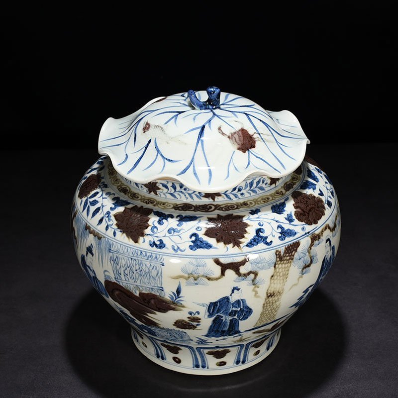 Yuan Dynasty blue and white underglaze red lotus leaf jar with three-story thatched cottage character pattern