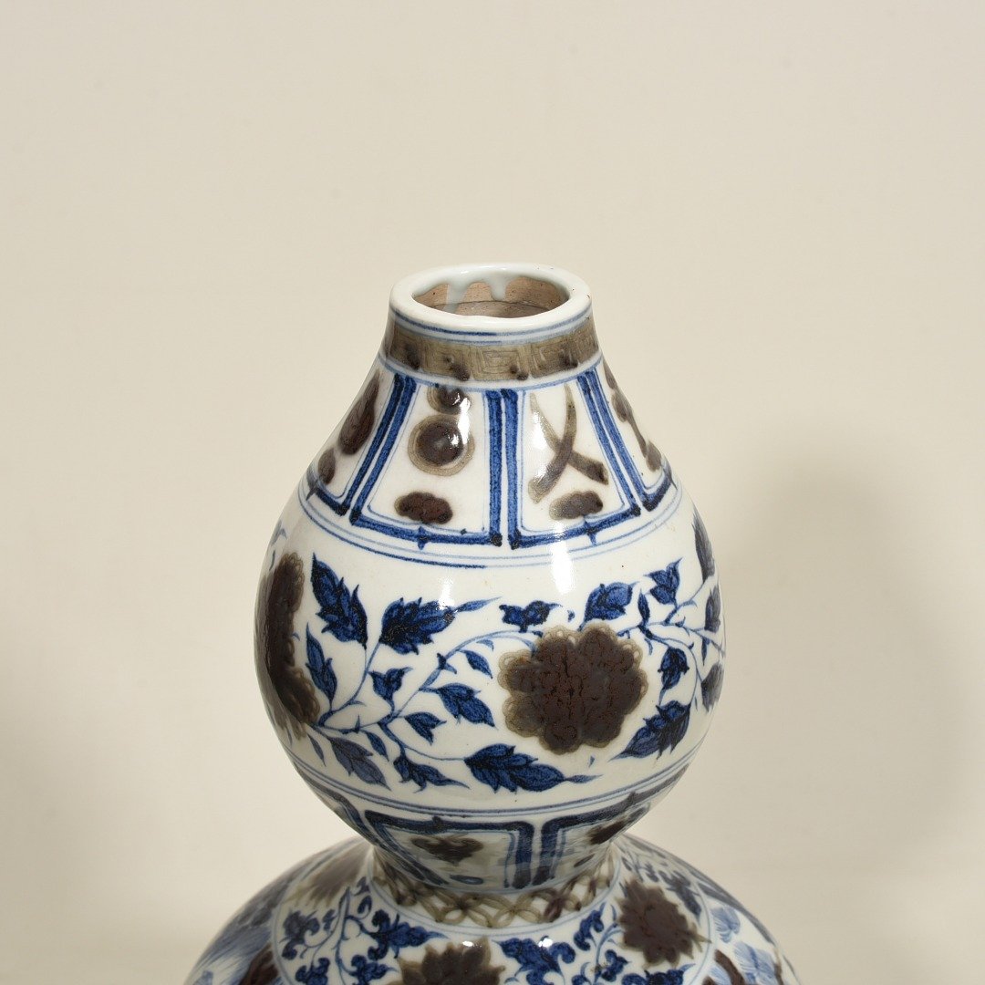Yuan Dynasty blue and white underglaze red gourd vase with three-story thatched cottage character pattern