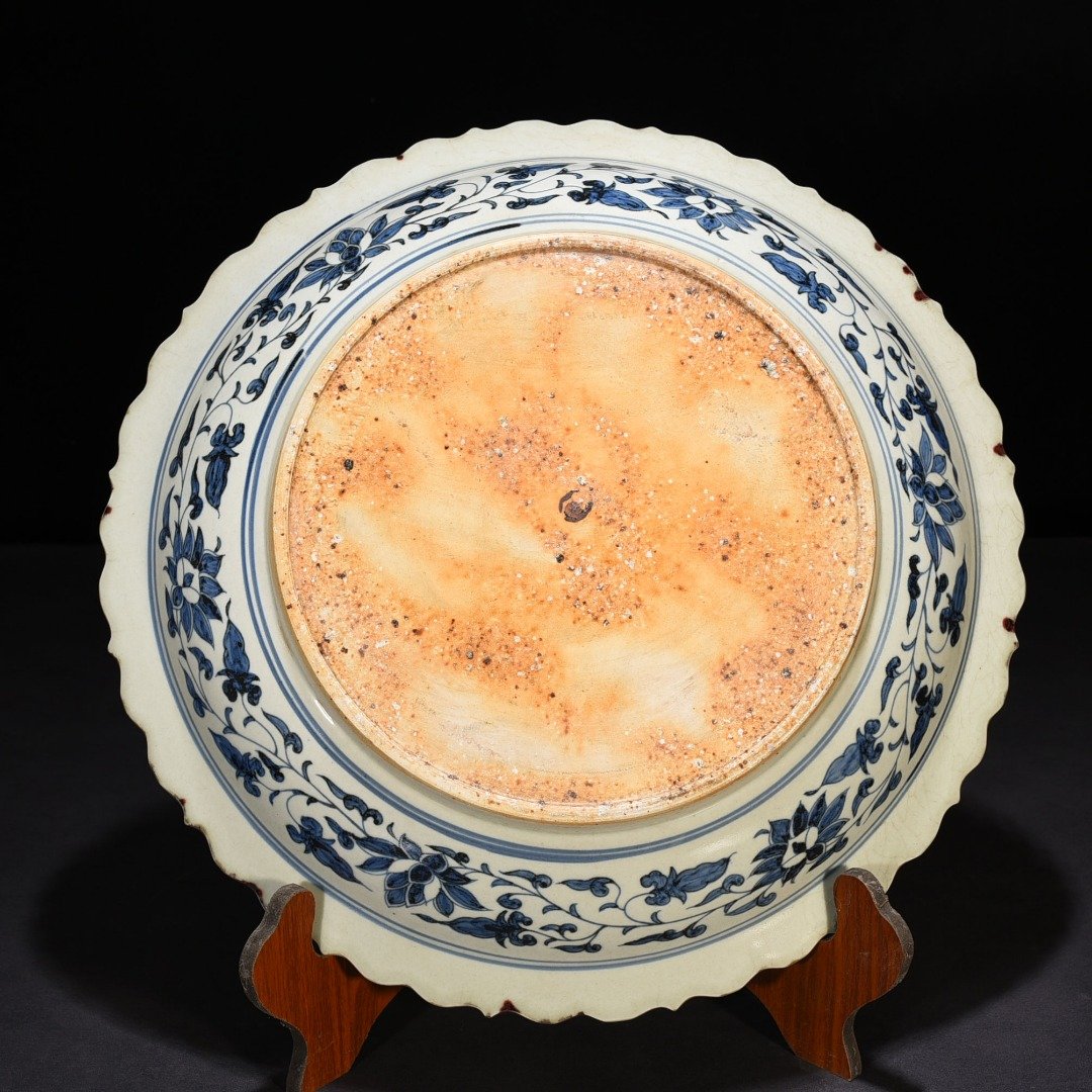 Yuan Dynasty blue and white underglaze red lion rolled hydrangea pattern rhombus edge folding plate
