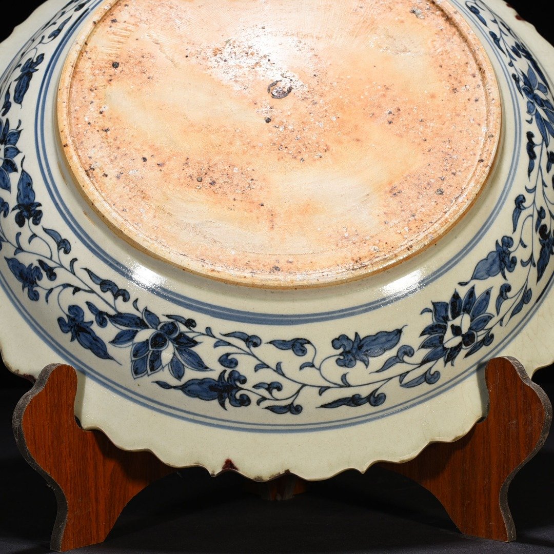 Yuan Dynasty blue and white underglaze red lion rolled hydrangea pattern rhombus edge folding plate