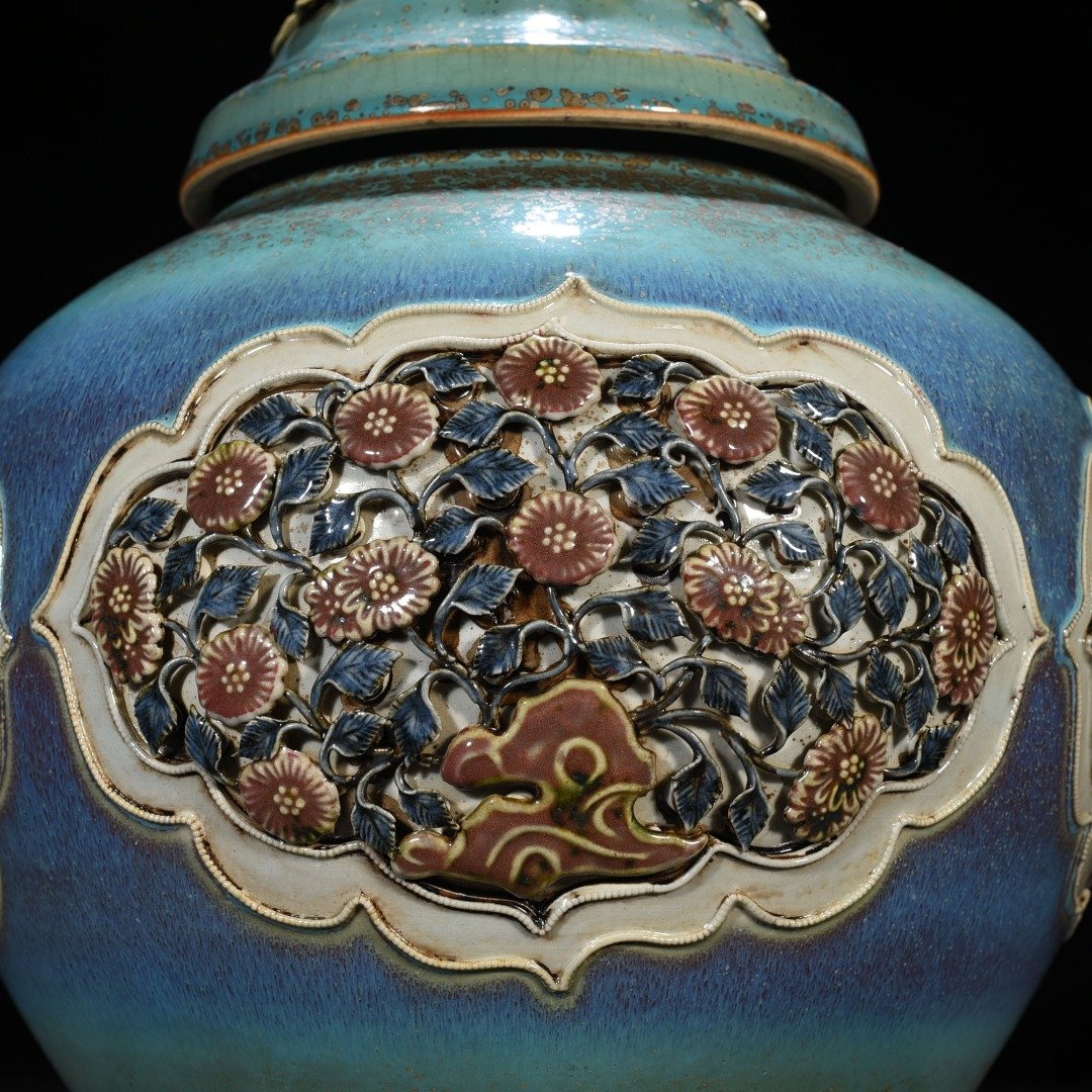 Yuan Dynasty blue and white underglaze red kiln variable glaze and plastic four seasons flower pattern lid jar