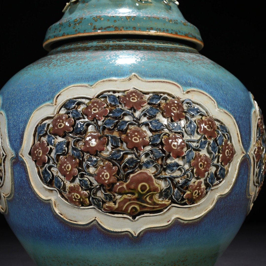 Yuan Dynasty blue and white underglaze red kiln variable glaze and plastic four seasons flower pattern lid jar