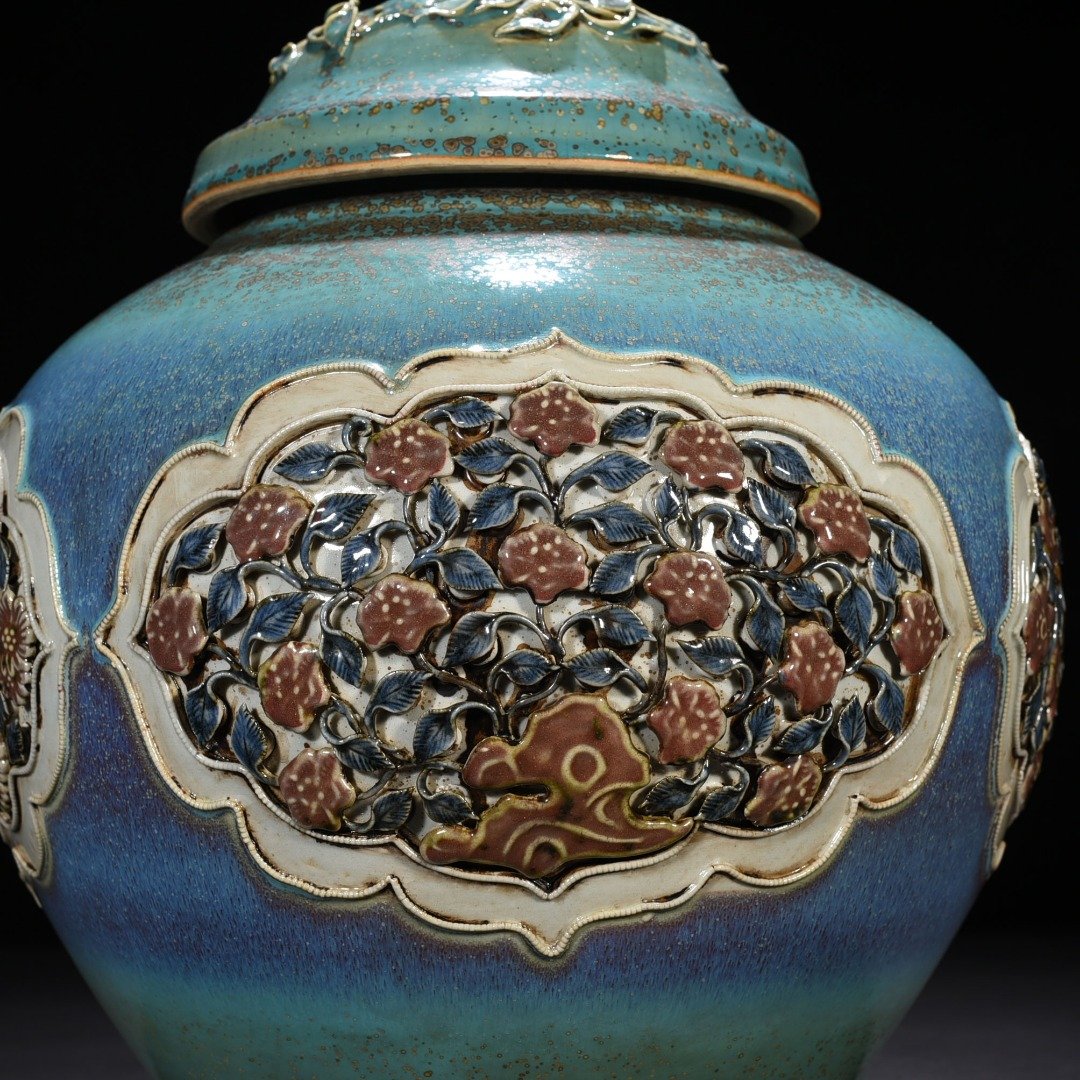 Yuan Dynasty blue and white underglaze red kiln variable glaze and plastic four seasons flower pattern lid jar