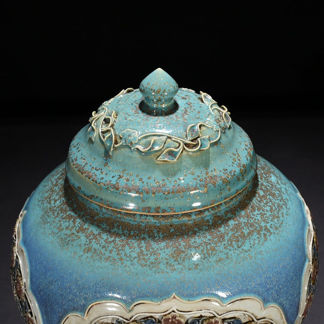 Yuan Dynasty blue and white underglaze red kiln variable glaze and plastic four seasons flower pattern lid jar