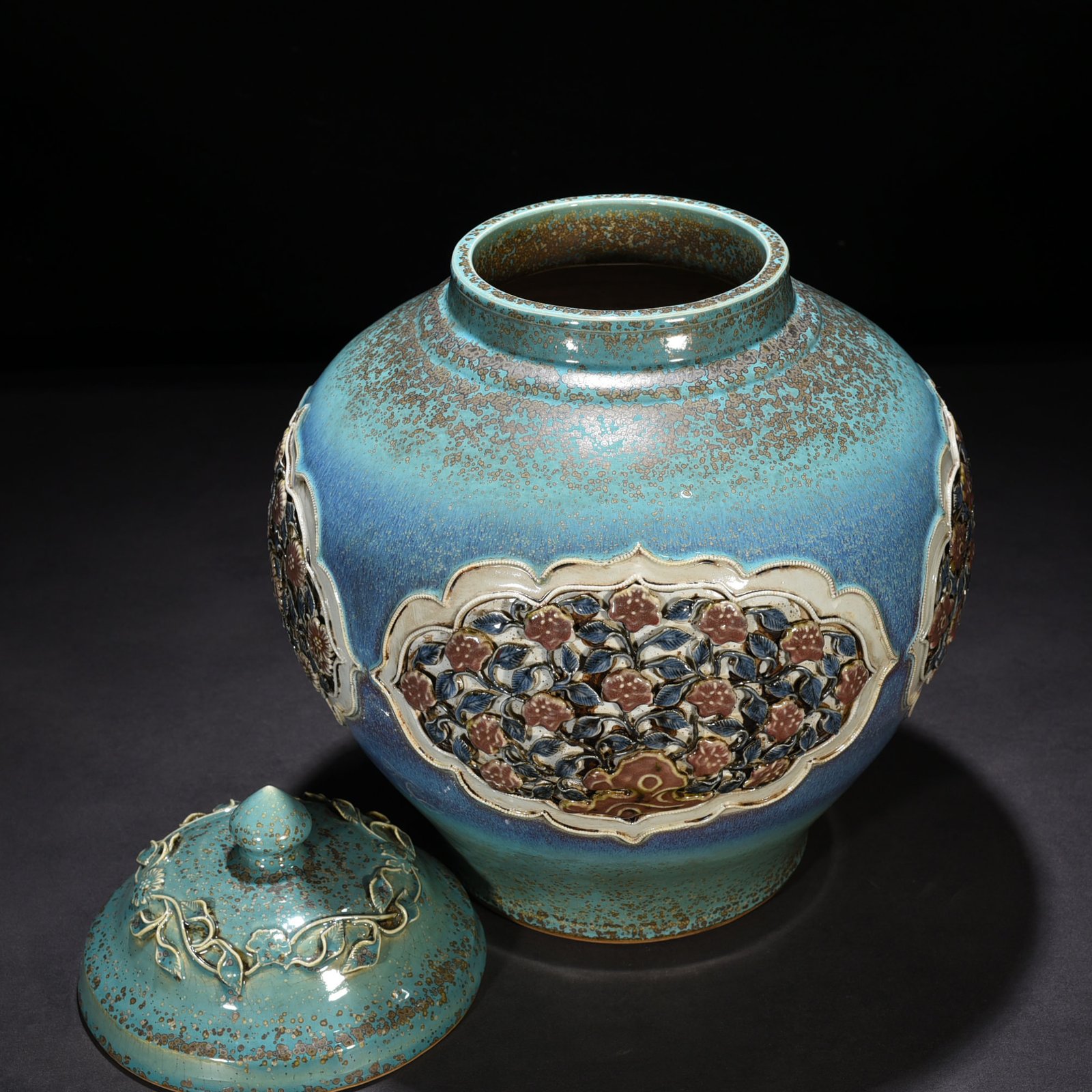 Yuan Dynasty blue and white underglaze red kiln variable glaze and plastic four seasons flower pattern lid jar