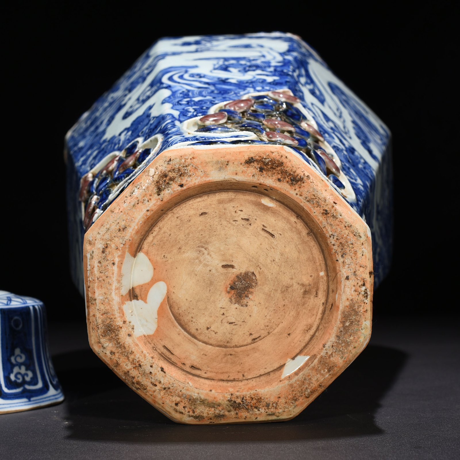 Yuan Dynasty blue and white underglaze red plastic four-season flower engraved with sea water and dragon pattern octagonal plum vase