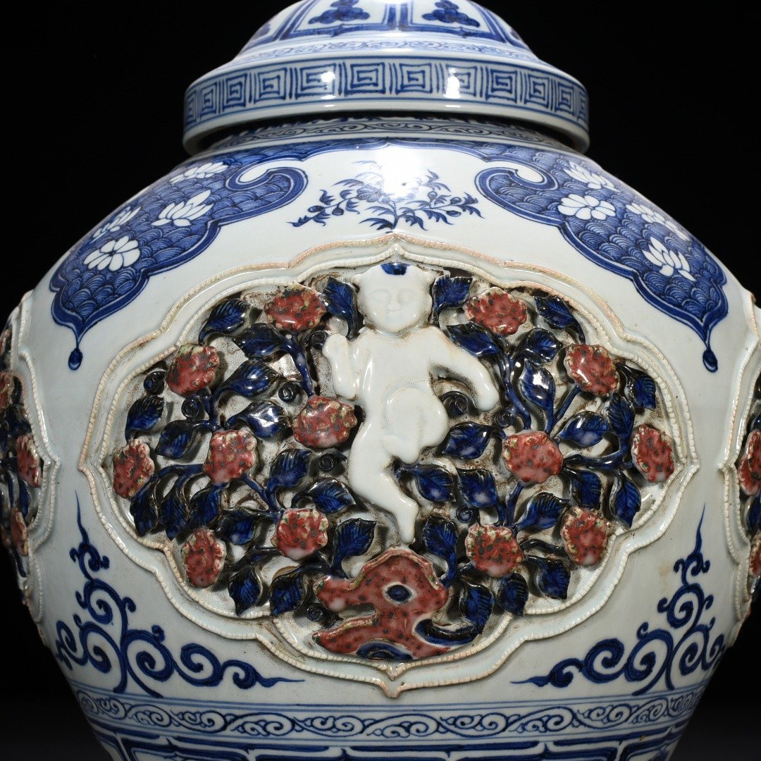 Yuan Dynasty blue and white underglaze red plastic covered jar with four seasons flowers and panzhi doll pattern lid