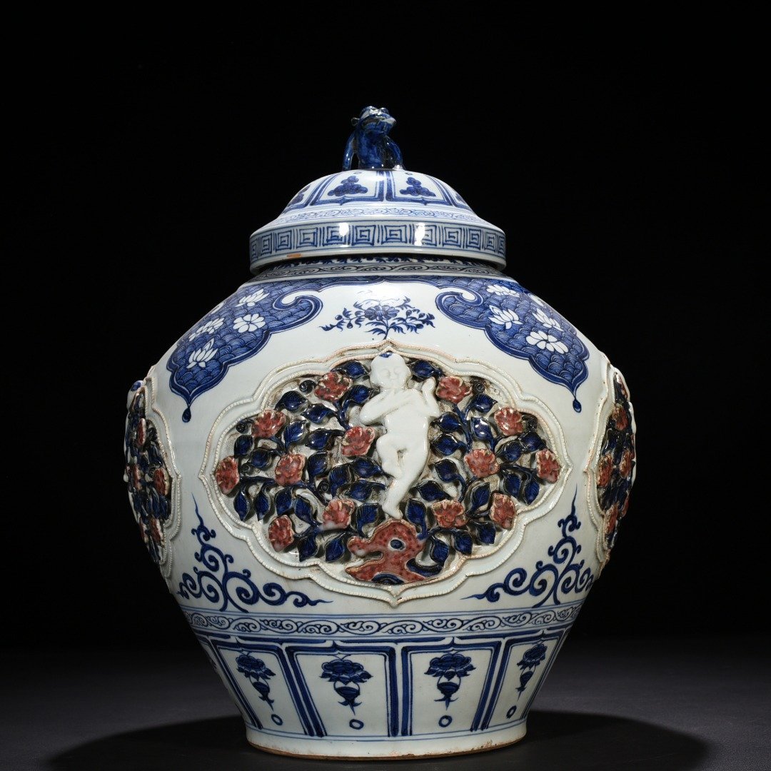 Yuan Dynasty blue and white underglaze red plastic covered jar with four seasons flowers and panzhi doll pattern lid