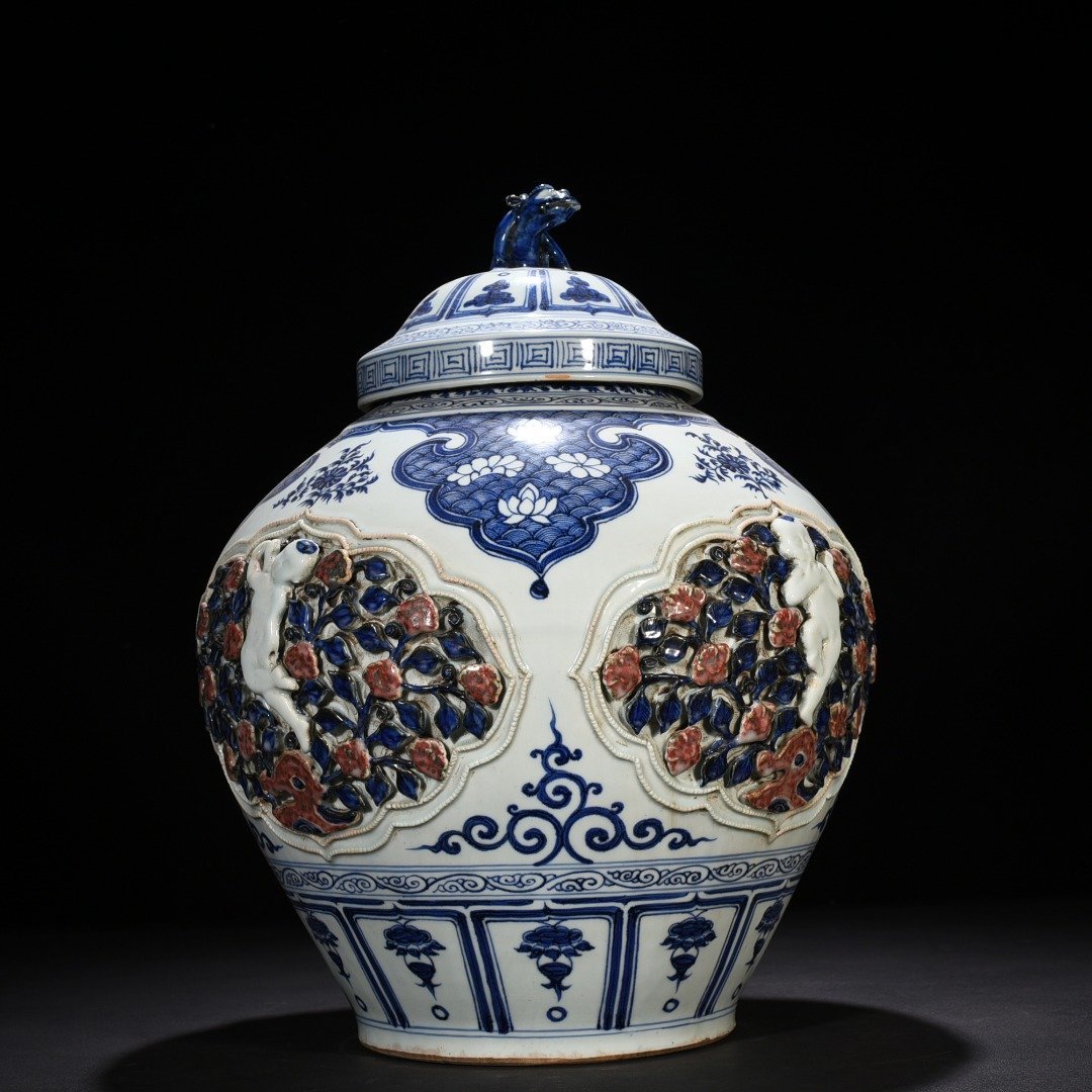 Yuan Dynasty blue and white underglaze red plastic covered jar with four seasons flowers and panzhi doll pattern lid