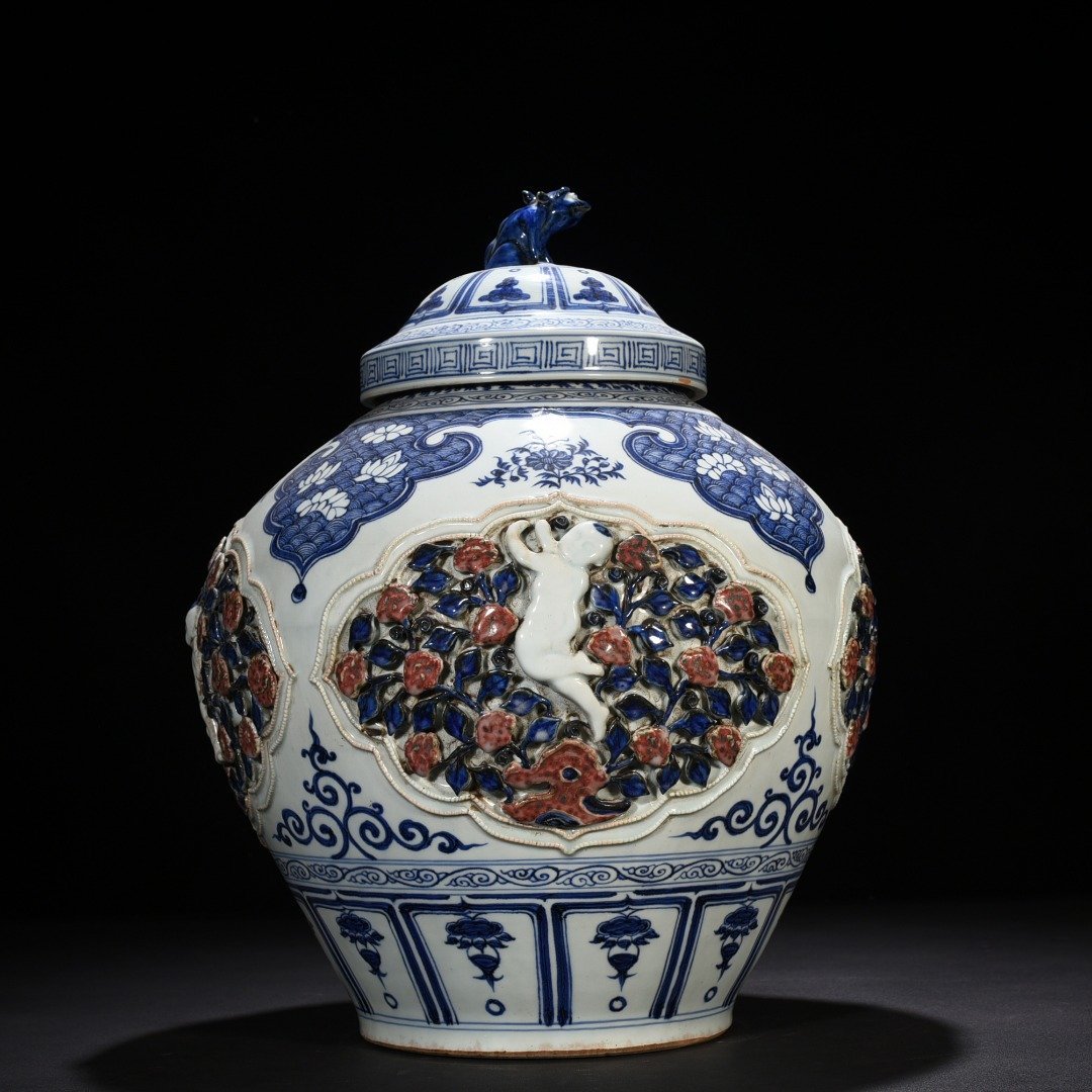 Yuan Dynasty blue and white underglaze red plastic covered jar with four seasons flowers and panzhi doll pattern lid