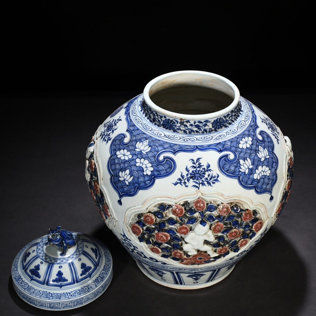 Yuan Dynasty blue and white underglaze red plastic covered jar with four seasons flowers and panzhi doll pattern lid