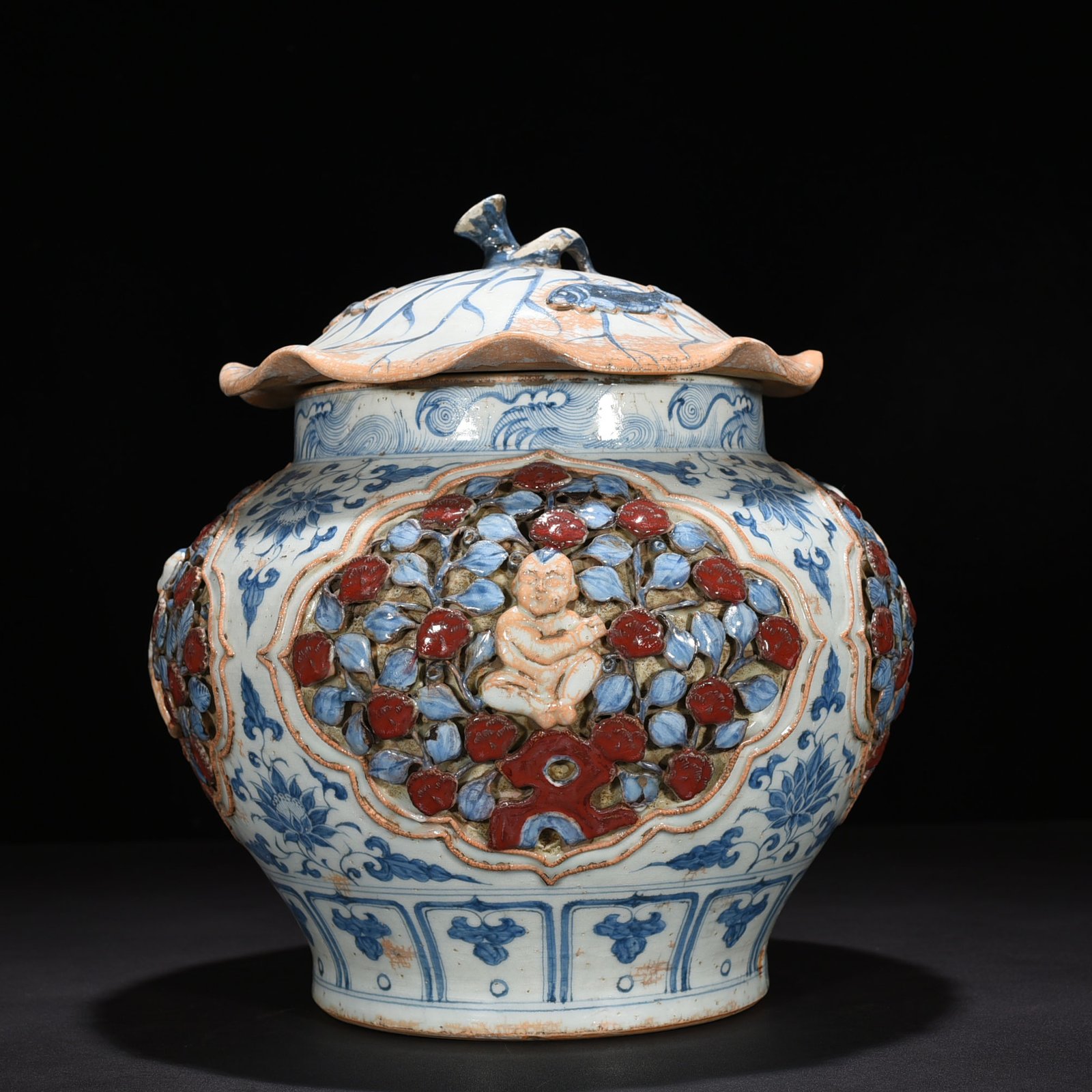 Yuan Dynasty blue and white underglaze red plastic four-season flower Panzhi doll lotus leaf jar