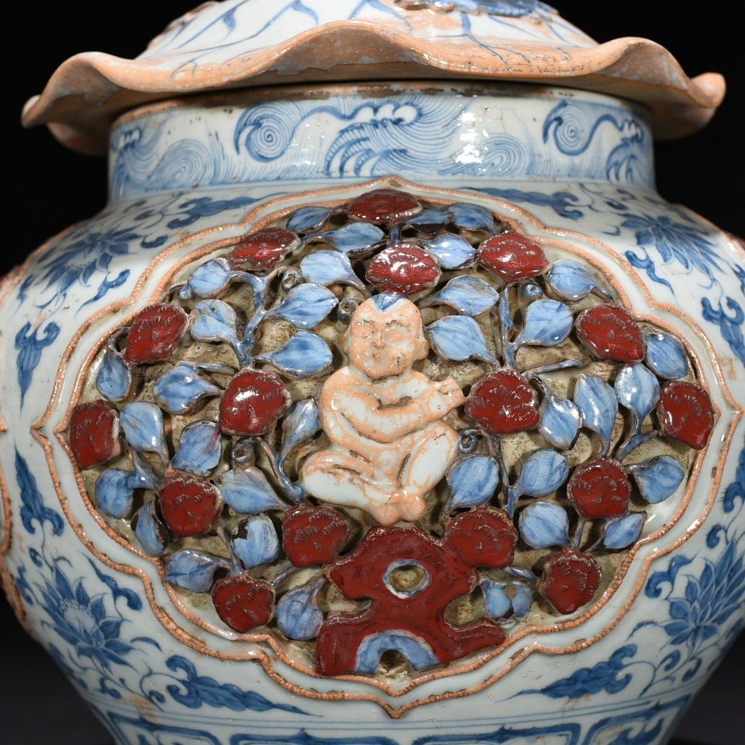 Yuan Dynasty blue and white underglaze red plastic four-season flower Panzhi doll lotus leaf jar