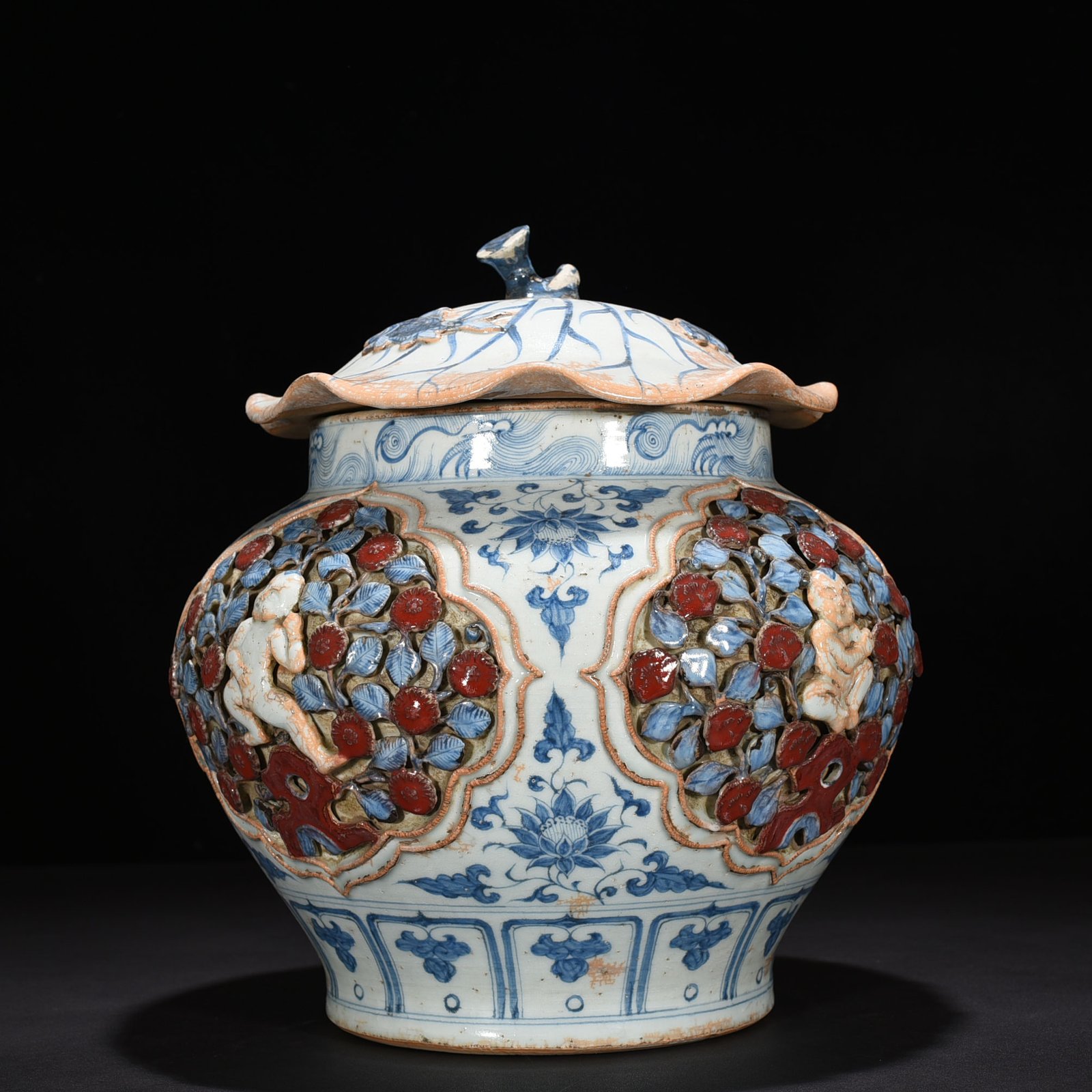 Yuan Dynasty blue and white underglaze red plastic four-season flower Panzhi doll lotus leaf jar