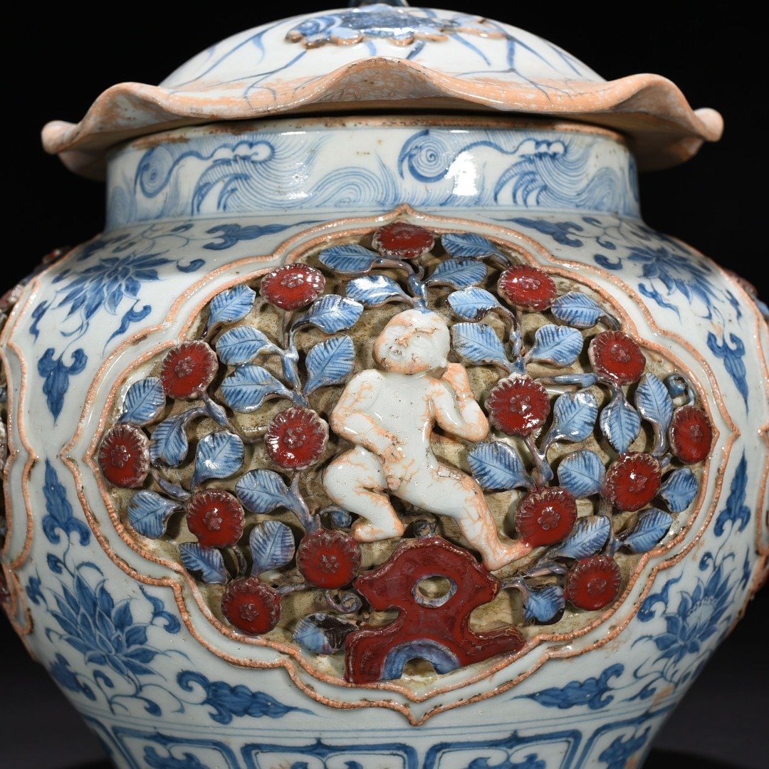 Yuan Dynasty blue and white underglaze red plastic four-season flower Panzhi doll lotus leaf jar