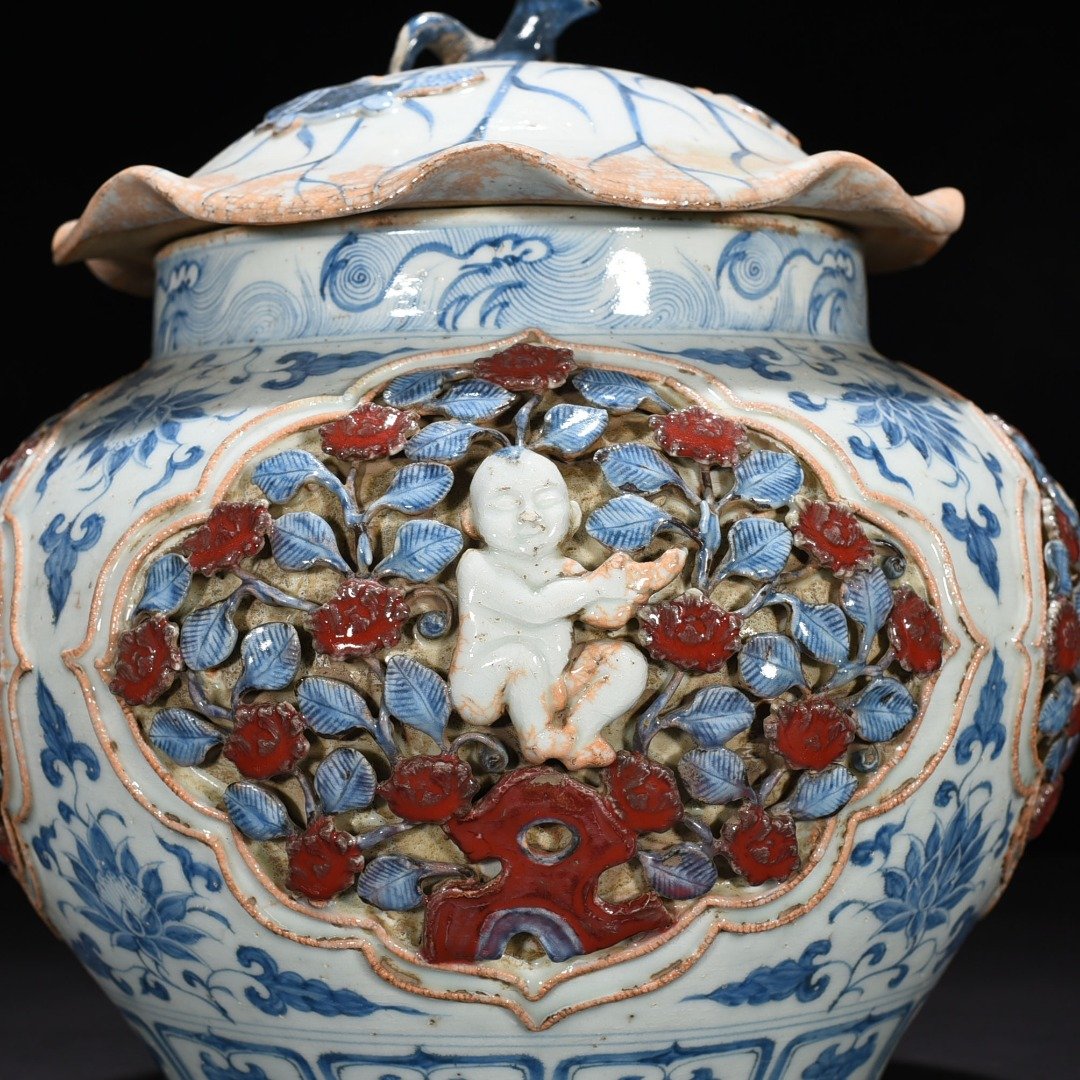 Yuan Dynasty blue and white underglaze red plastic four-season flower Panzhi doll lotus leaf jar