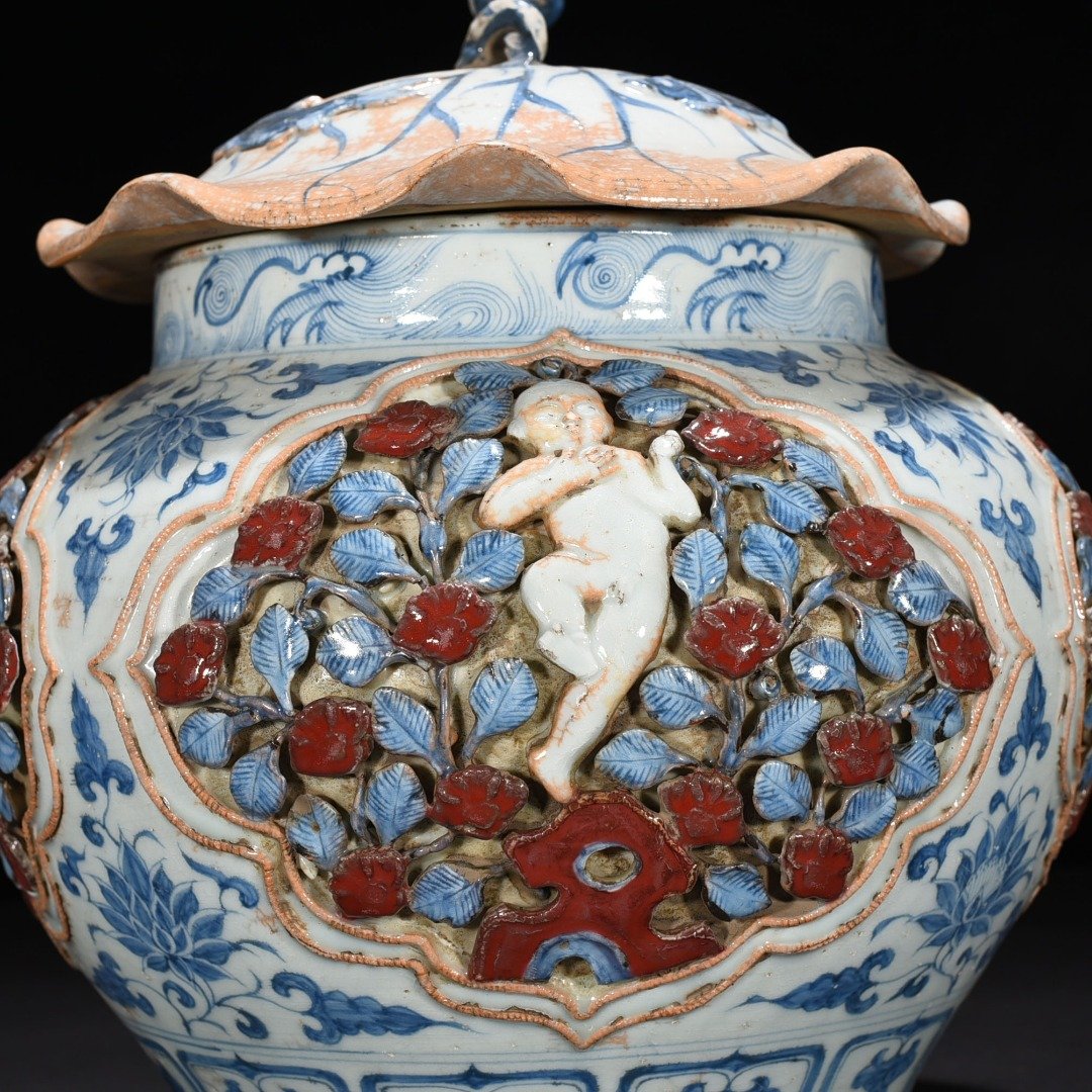 Yuan Dynasty blue and white underglaze red plastic four-season flower Panzhi doll lotus leaf jar