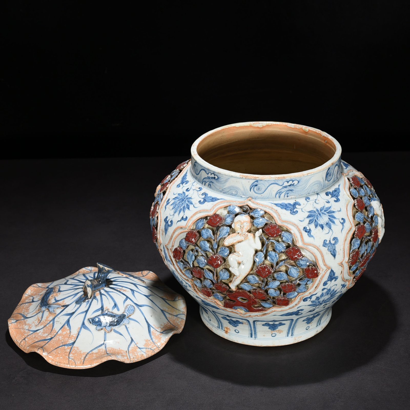 Yuan Dynasty blue and white underglaze red plastic four-season flower Panzhi doll lotus leaf jar