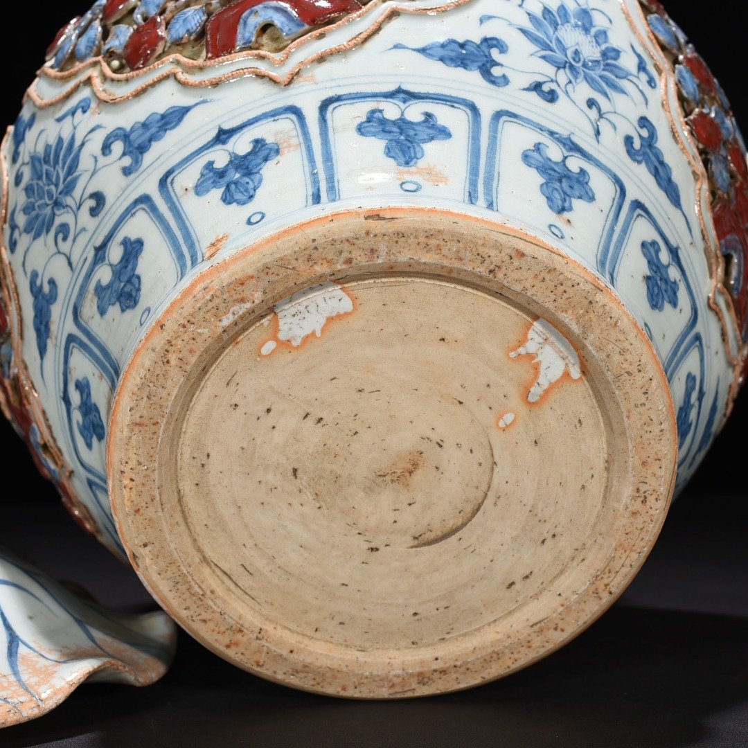 Yuan Dynasty blue and white underglaze red plastic four-season flower Panzhi doll lotus leaf jar