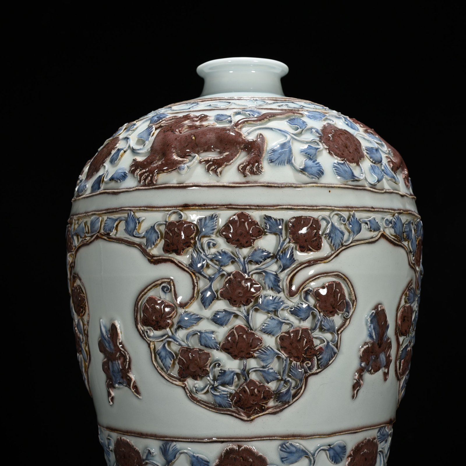 Yuan Dynasty blue and white underglaze red plastic plum vase with four seasons flower pattern