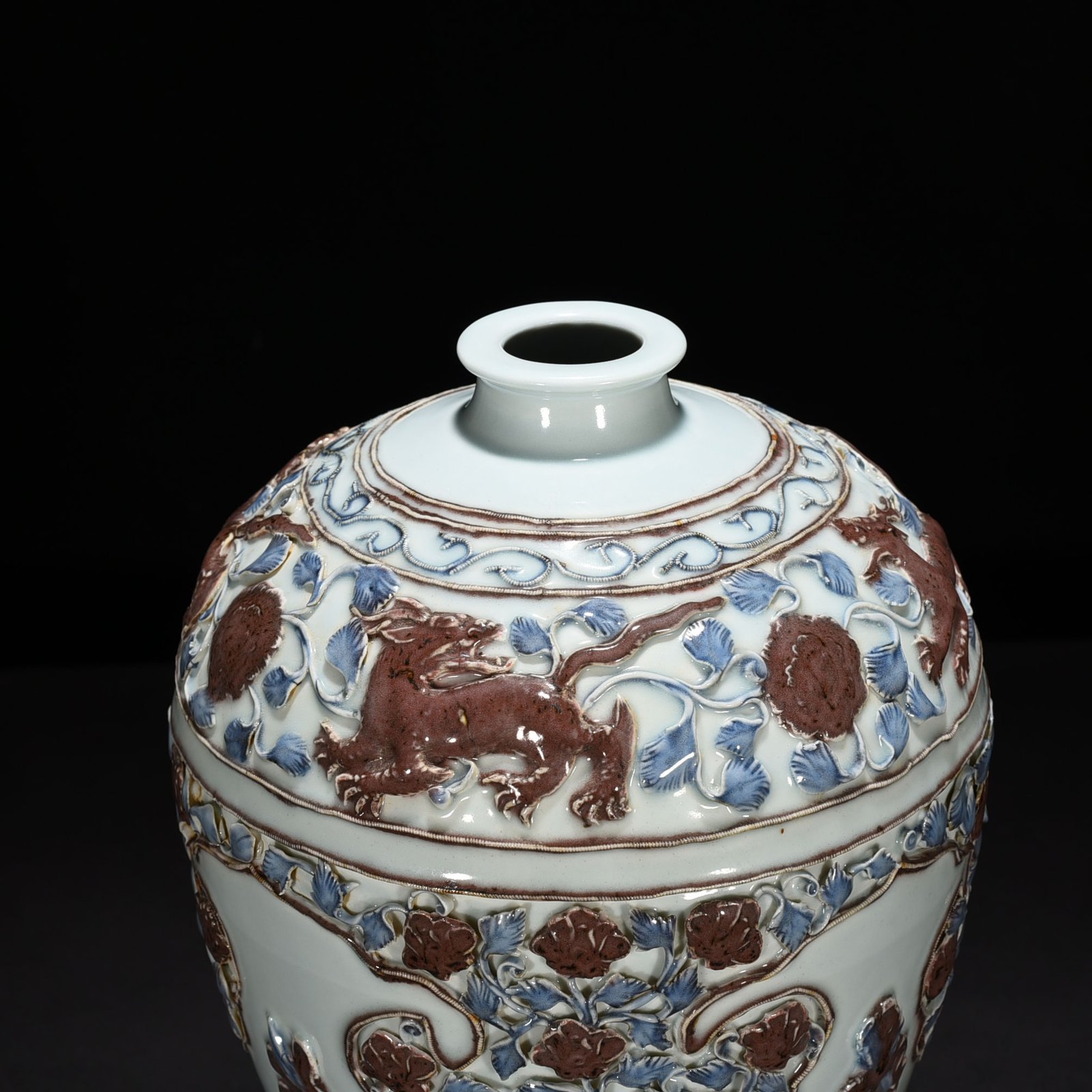 Yuan Dynasty blue and white underglaze red plastic plum vase with four seasons flower pattern