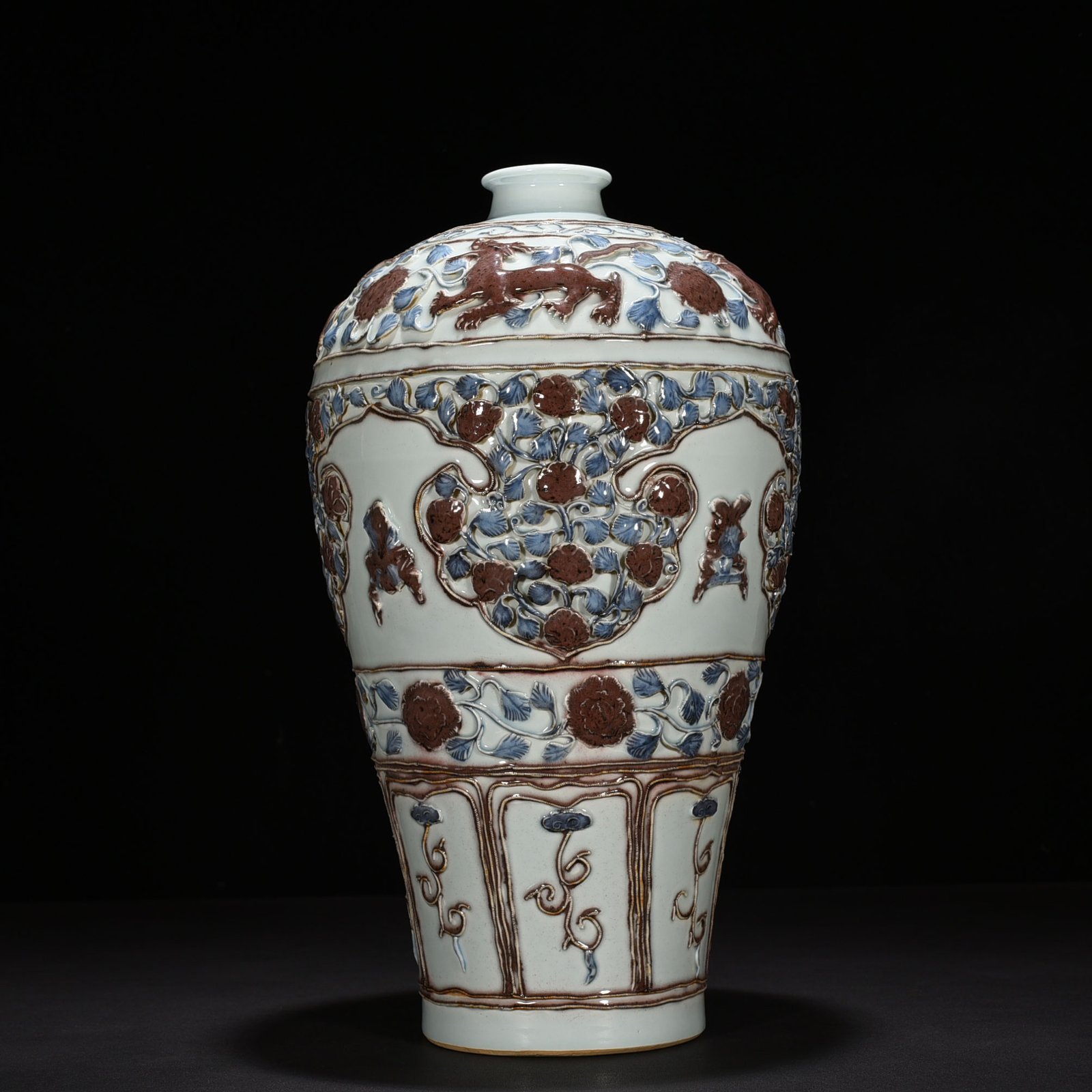 Yuan Dynasty blue and white underglaze red plastic plum vase with four seasons flower pattern