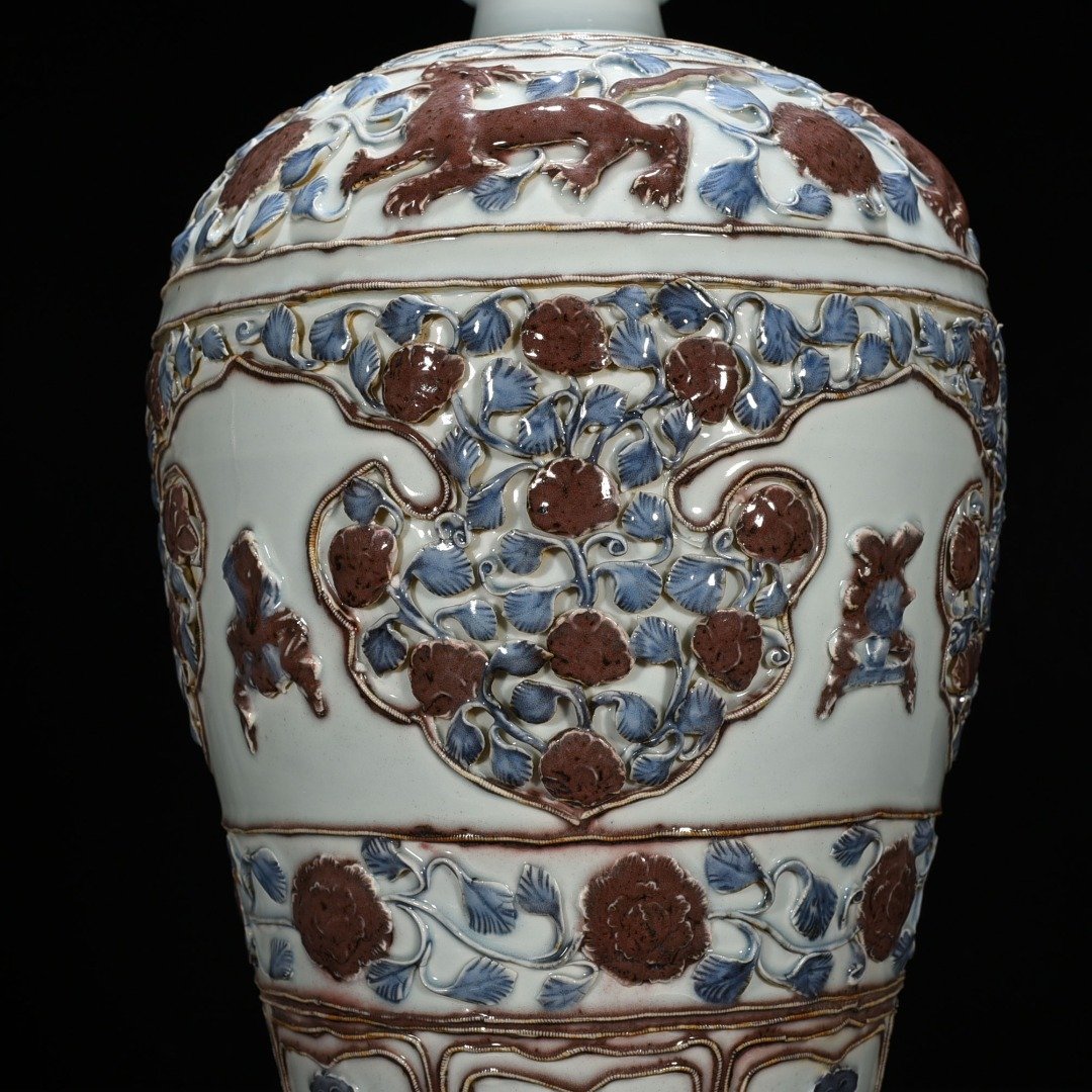 Yuan Dynasty blue and white underglaze red plastic plum vase with four seasons flower pattern