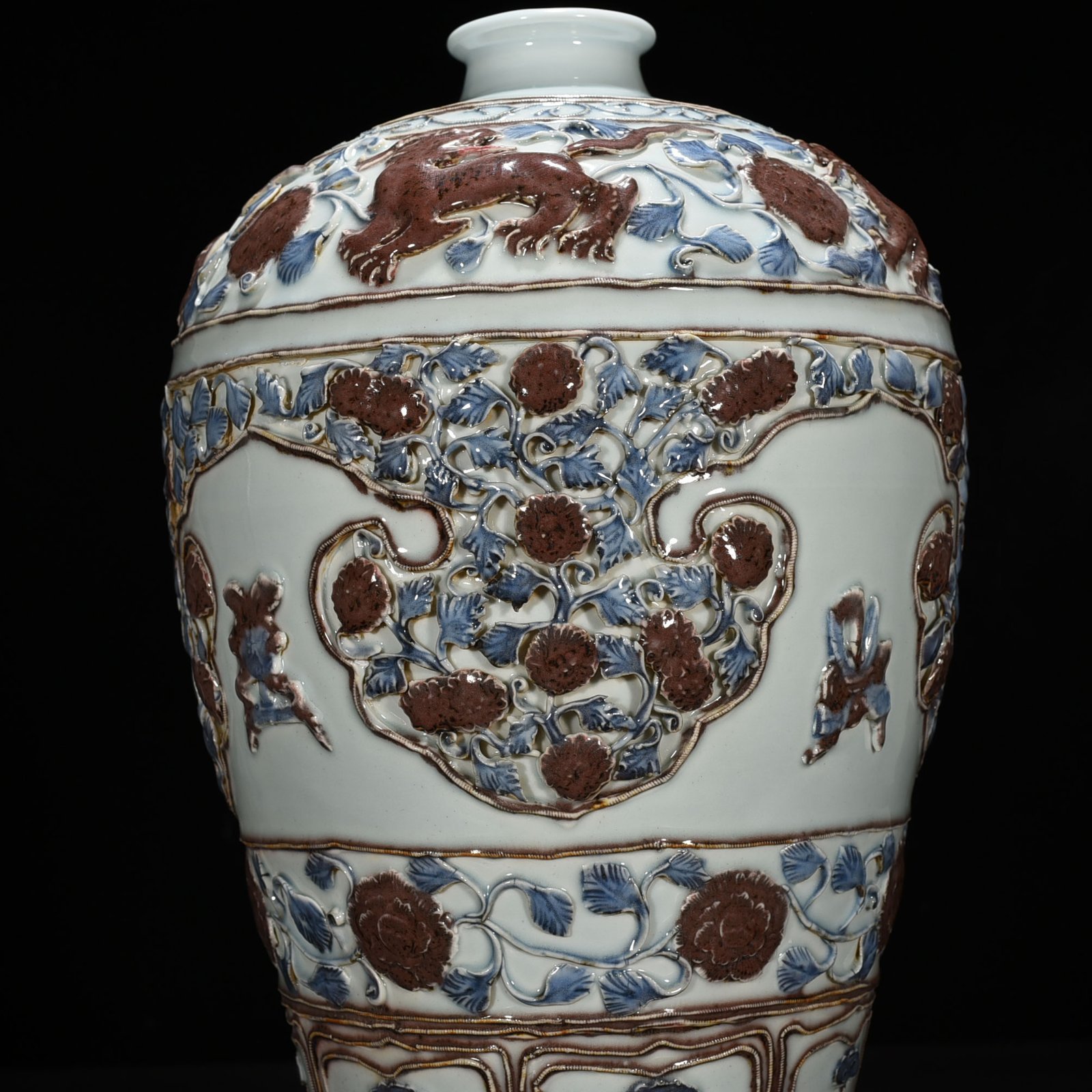 Yuan Dynasty blue and white underglaze red plastic plum vase with four seasons flower pattern