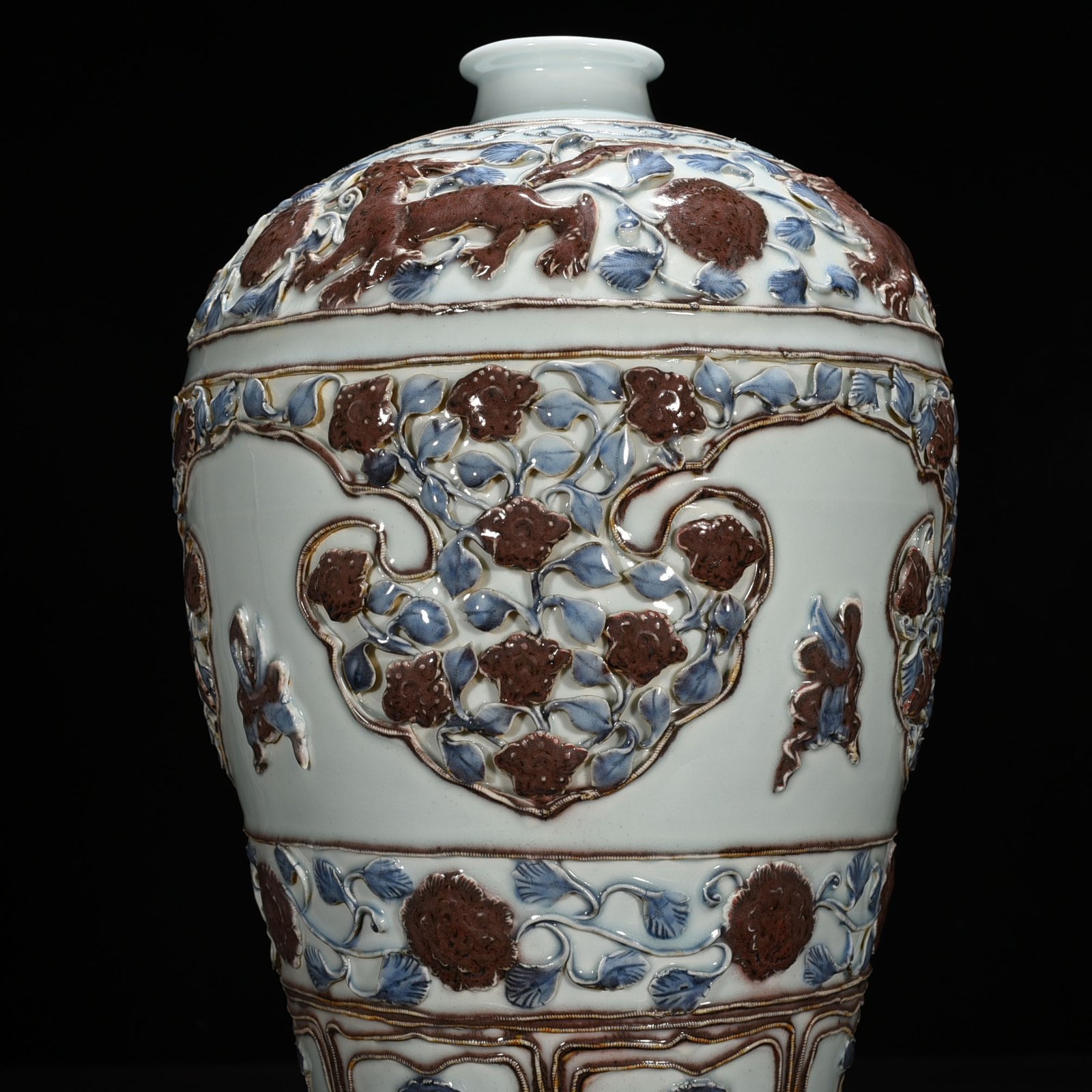 Yuan Dynasty blue and white underglaze red plastic plum vase with four seasons flower pattern