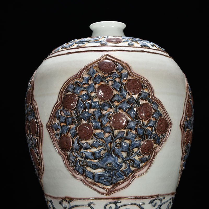 Yuan Dynasty blue and white underglaze red plastic plum vase with four seasons flower pattern