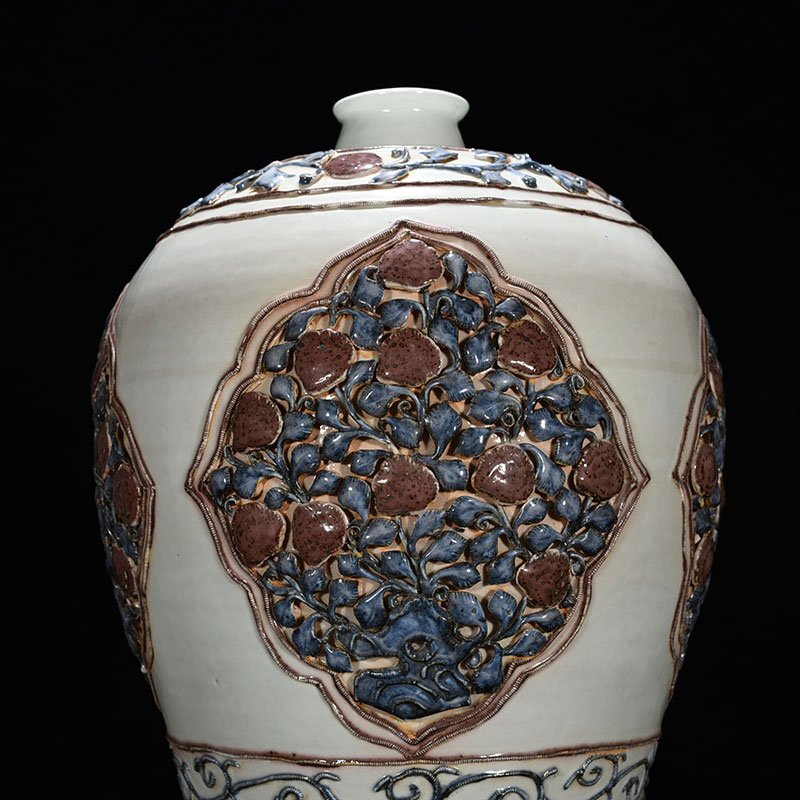 Yuan Dynasty blue and white underglaze red plastic plum vase with four seasons flower pattern