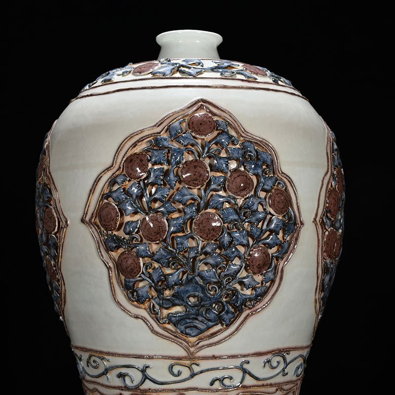 Yuan Dynasty blue and white underglaze red plastic plum vase with four seasons flower pattern