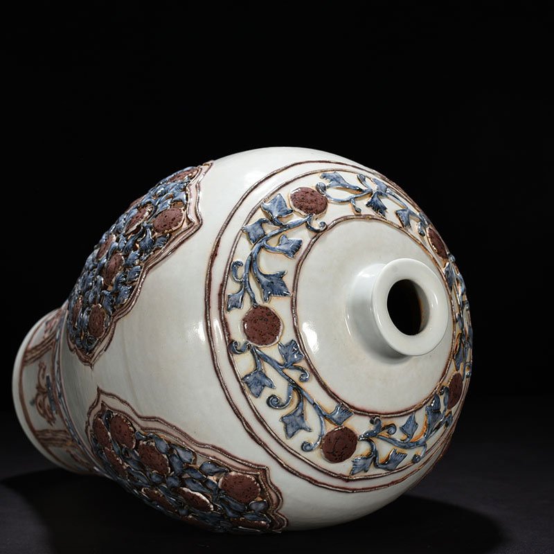 Yuan Dynasty blue and white underglaze red plastic plum vase with four seasons flower pattern