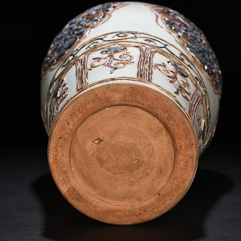 Yuan Dynasty blue and white underglaze red plastic plum vase with four seasons flower pattern