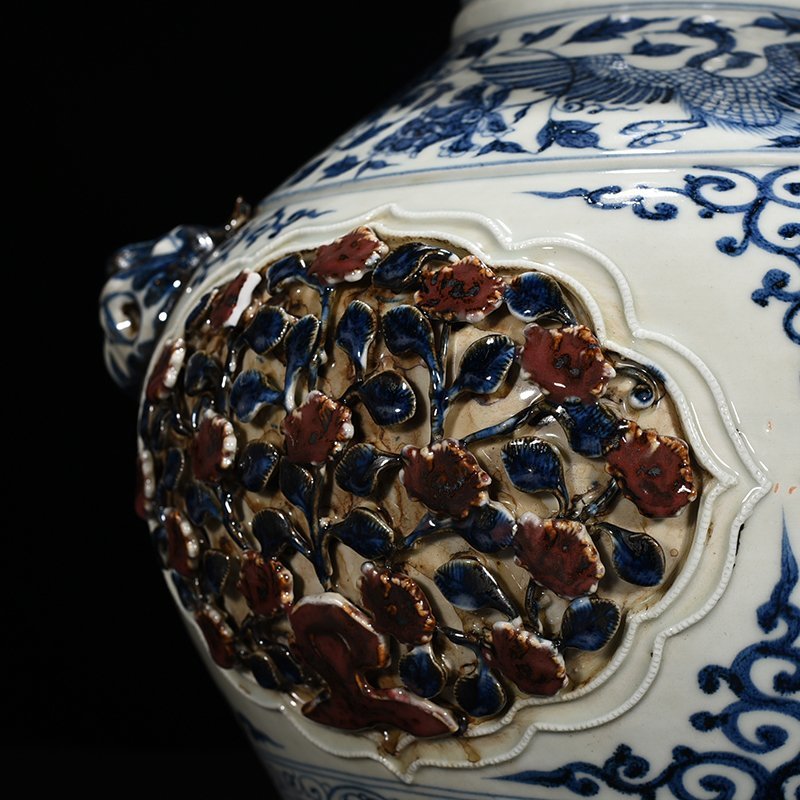 Yuan Dynasty blue and white underglaze red plastic four seasons flower pattern lid jar